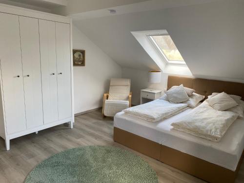 a bedroom with a bed and a skylight at Am Kienbusch - Südliche Weinstraße - Dachgeschoss in Annweiler am Trifels