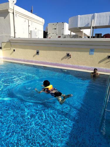 a person swimming in a swimming pool at 雅轩民宿 in Dubai