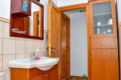 a bathroom with a sink and a mirror at Forest View House Seta in Séta