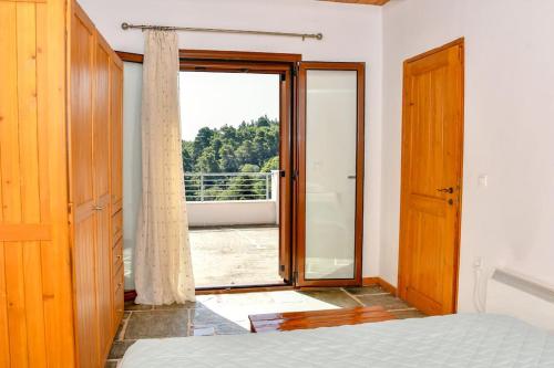 a bedroom with a bed and a large window at Forest View House Seta in Séta