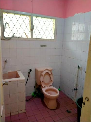 a bathroom with a toilet and a sink at Roemah Sakinah in Ciguntur