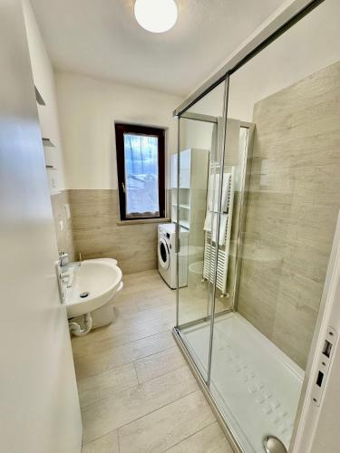 y baño con ducha acristalada y lavamanos. en Marta House, en SantʼAmbrogio di Valpolicella