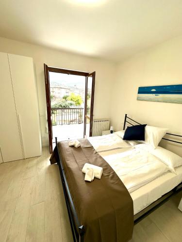 1 dormitorio con 1 cama grande y 2 toallas. en Marta House, en SantʼAmbrogio di Valpolicella