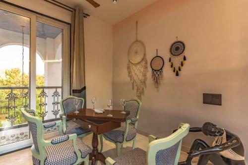 ein Esszimmer mit einem Tisch und Stühlen in der Unterkunft Lotus Villa Goa in Mandrem