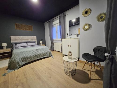 1 dormitorio con 1 cama, 1 mesa y 1 silla en Casita con encanto, en Collanzo