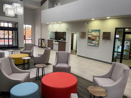 una sala d'attesa con sedie, tavoli e un tavolo rosso di Quality Inn West Medical Center ad Amarillo