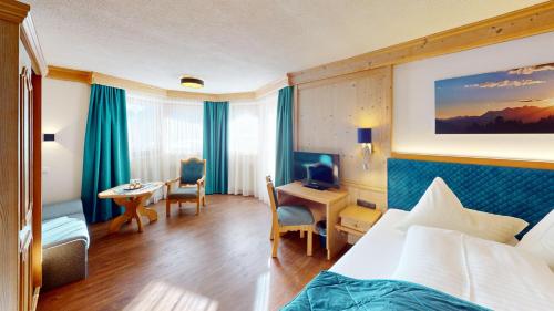 Una cama o camas en una habitación de Hotel Pension Haid