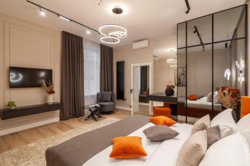 sypialnia z dużym łóżkiem z pomarańczowymi poduszkami w obiekcie Alfa Apartments Ivana Franka w Lwowie