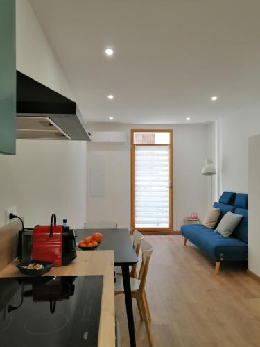 un salon avec un canapé bleu et une table dans l'établissement Charmant appartement en centre-ville, à Sète