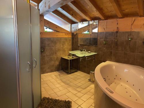 een badkamer met een bad en een wastafel bij Arc 1800, le Chalet Manaro avec sa vue panoramique in Bourg-Saint-Maurice