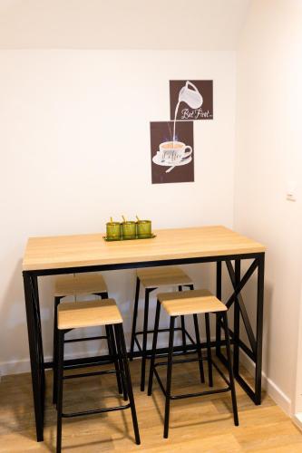 une table avec deux tabourets et une table avec une table dans l'établissement CARMEN, à Serris