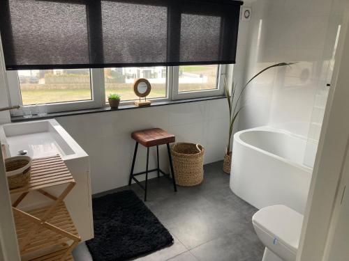 Villa Zandvoort في زاندفورت: حمام مع حوض ومغسلة ومرحاض