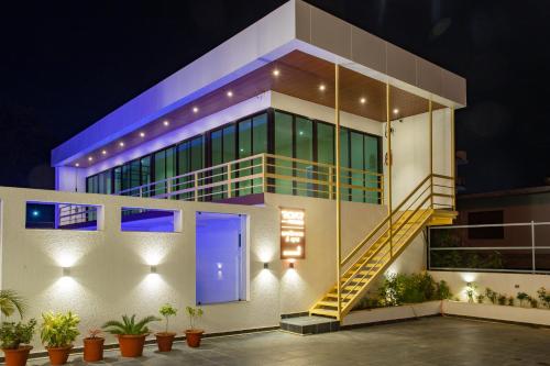 dom ze schodami przed nim w obiekcie Bhairahawa Garden Resort w mieście Rummindei