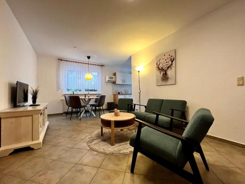 een woonkamer met een bank en een tafel bij Ferienwohnung Waldliebe in Schierke