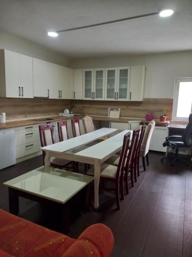 cocina con mesa y sillas en una habitación en Arthur 3 en Brčko