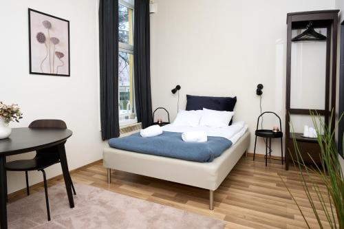 um quarto com uma cama, uma secretária e uma mesa em Grünerløkka Deluxe Apartments em Oslo