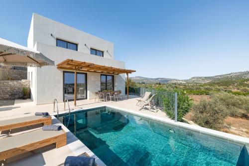 uma villa com uma piscina e uma casa em Massari Hills Luxury Living em Malona Village