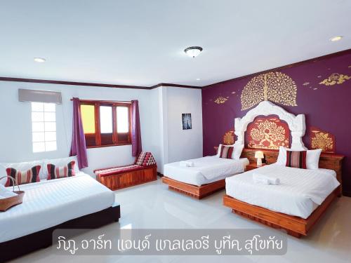 Postel nebo postele na pokoji v ubytování Phiphu Art and Gallery Boutique Sukhothai