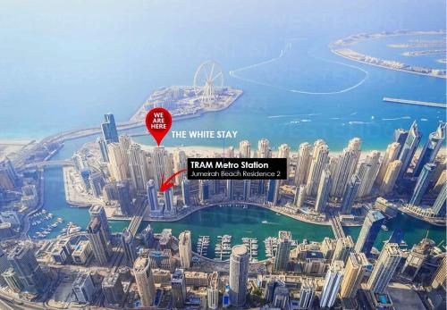 un mapa de la ciudad blanca con una señal de alto roja en The W Jumeirah Beach en Dubái