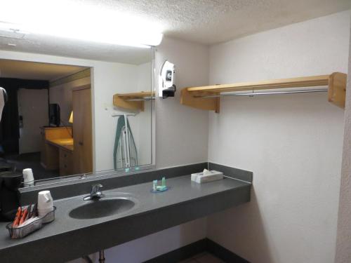 W łazience znajduje się umywalka i lustro. w obiekcie Maingate Lakeside Resort w Orlando