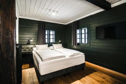 1 dormitorio con paredes verdes y 1 cama con sábanas blancas en Bauernhaus 128 - Boutiquestube 1 Oberkirchleitn by S4Y, en Sankt Oswald