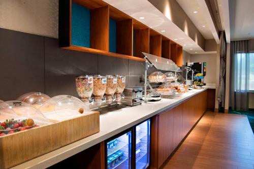 Kuchyň nebo kuchyňský kout v ubytování SpringHill Suites by Marriott Atlanta Alpharetta