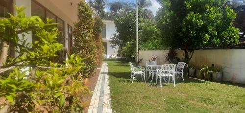 Zahrada ubytování Hemalie Resort Mirissa