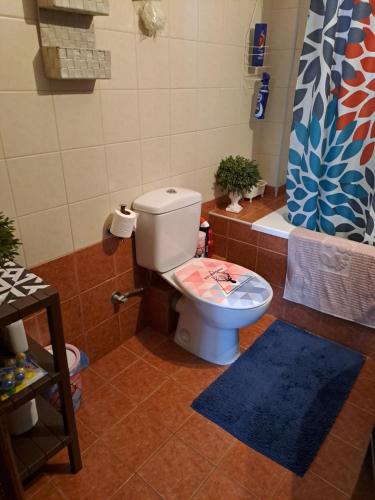 La salle de bains est pourvue de toilettes et d'une baignoire. dans l'établissement Hera Apartment, à Alexandroúpolis
