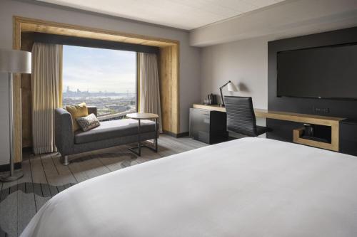 Postel nebo postele na pokoji v ubytování Oakland Marriott City Center