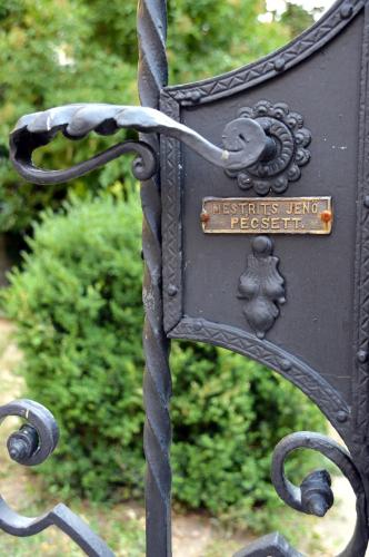 a metal sign with a sign for the museum of leicester at Ciszterci Szállás Pécs in Pécs