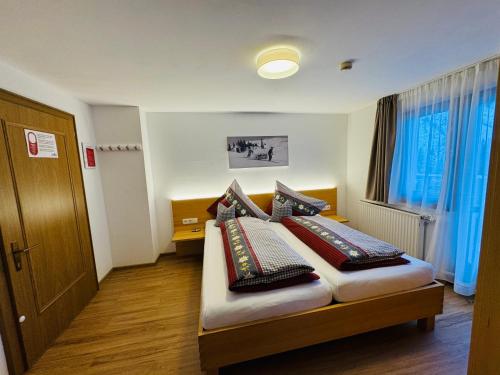 Postel nebo postele na pokoji v ubytování Hotel Garni Enzian