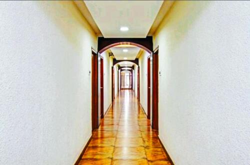 un couloir d'un immeuble avec un long couloir dans l'établissement STAYMAKER Pavithra Paradise, à Bangalore