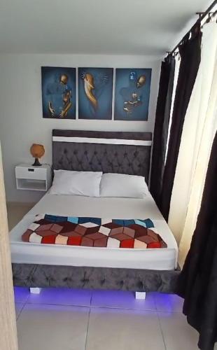 a bedroom with a bed with a checkerboard at Arboleda Real Hospedaje in Armenia