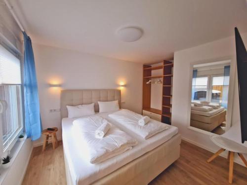 Un pat sau paturi într-o cameră la Wilde Brise 2 Topniveau in Toplage mit Sauna