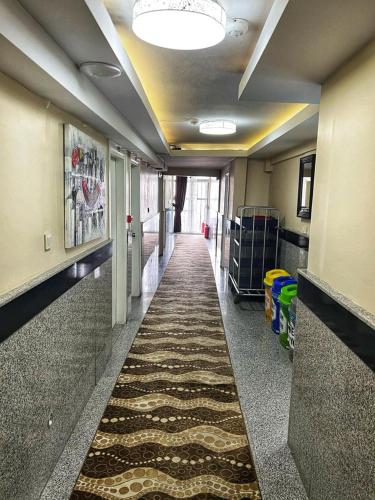a hallway with a long aisle in a hospital at Seref Hotel in Yalova