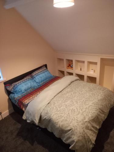 Guest room في Sketty: غرفة نوم عليها سرير ومخدة
