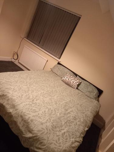 Guest room في Sketty: سرير عليه وسادتين في غرفة النوم