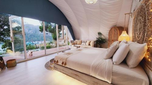 Postel nebo postele na pokoji v ubytování The Cocoon - Glamping at Karuna El Nido
