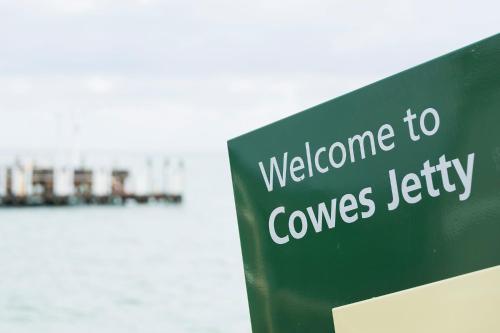 a green sign that says welcome to conserve jettieth at Tropicana Motor Inn in Cowes