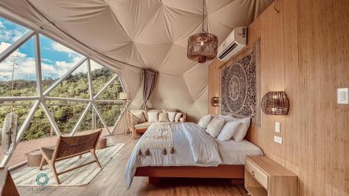 愛妮島的住宿－Unique Stays at Karuna El Nido - The Dome，一间带大床的卧室