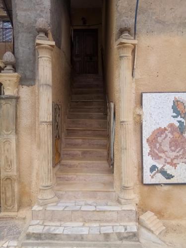 una scala che porta ad una porta in un edificio di Venus house15 a Raoued