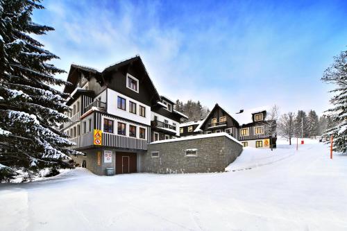 スピンドレルフ・ムリンにあるApartment Hradečankaの雪の大きな建物