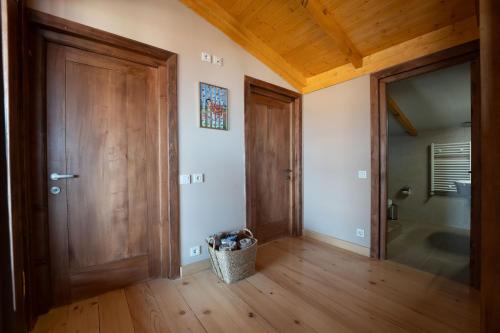 pasillo con puerta de madera y baño en Serodani, en Telavi