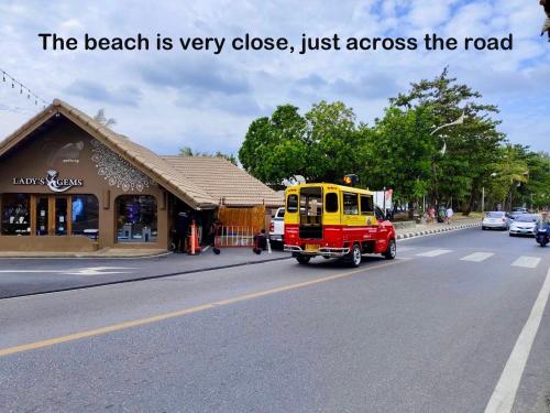 a praia fica muito perto mesmo do outro lado da estrada em Touch Sea Boutique Hotel&Bistro em Ka Rorn