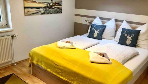 una camera da letto con letto con lenzuola gialle e cuscini blu di Apartment With Amazing Lake- and Mountain View 