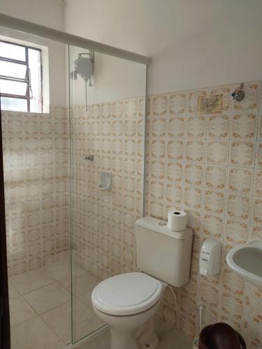 een badkamer met een toilet, een douche en een wastafel bij Casa Santa Cruz in Passo Fundo