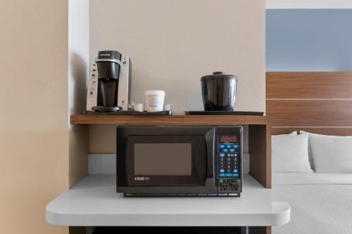 a microwave sitting on a table in a hotel room at Holiday Inn Express Hilton Head Island by IHG in Hilton Head Island