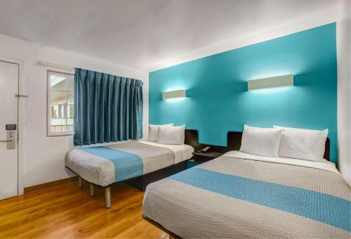 Katil atau katil-katil dalam bilik di Motel 6-Napa, CA