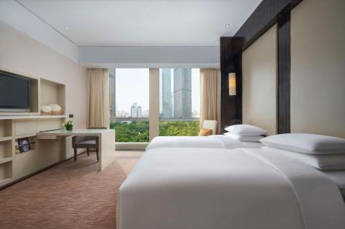 廣州的住宿－广州富力君悦大酒店，酒店客房设有两张床和电视。