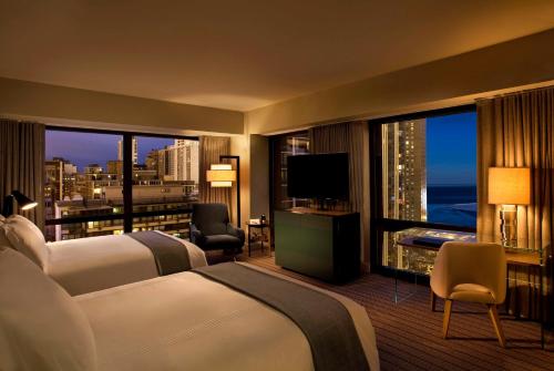 um quarto de hotel com duas camas e uma grande janela em Thompson Chicago, by Hyatt em Chicago